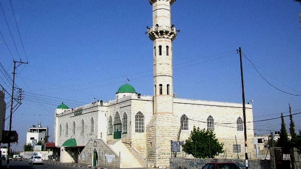 الاحتلال يدنس مسجد النبي يونس في حلحول